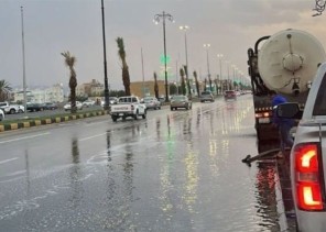 أمطار غزيرة ورياح نشطة على عدة مناطق.. و”الأرصاد” تحذر من جريان السيول وارتفاع الموج