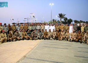 أمير جازان يشارك رجال الأمن إفطارهم في الميدان ويثمن دورهم في حفظ الأمن