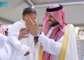 أمير الحدود الشمالية يزور مركز التأهيل الشامل ويهنئ نزلاءه بعيد الفطر