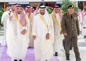 أمير القصيم يرعى حفل أهالي المنطقة بعيد الفطر ويشارك في العرضة السعودية