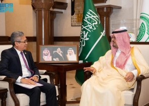 نائب أمير منطقة مكة المكرمة يستقبل القنصل العام الماليزي في جدة ويتبادلان الأحاديث الودية