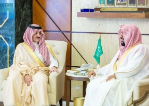 أمير المنطقة الشرقية يستقبل رئيس محكمة الأحوال الشخصية بالدمام ويهنئه بمناسبة تعيينه