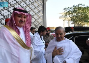 رئيس وزراء باكستان يغادر المدينة المنورة متوجهًا إلى مكة المكرمة لأداء العمرة