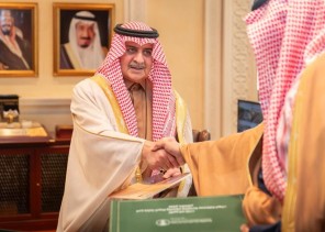أمير تبوك يتسلّم تقرير البيئة والزراعة 2024 ويؤكد دعم المزارعين وتطوير القطاع