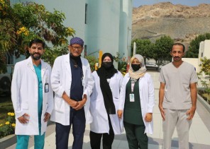 فريق طبي بمستشفى النور يزيل ورمًا ضخمًا من رأس معتمرة في عملية معقدة ناجحة