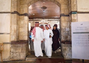 وزير السياحة يزور جدة ويتجول في معالمها السياحية لمشاهدة الأجواء الرمضانية المميزة مع التقاليد العريقة