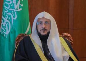 وزير الشؤون الإسلامية مهنئًا القيادة بعيد الفطر: نجاح عالمي لبرامج المملكة في 102 دولة