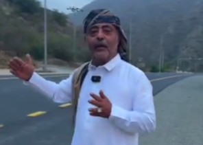 للسنة السادسة على التوالي.. مقيم يمني يستوقف المسافرين وعابري الطريق في رجال ألمع لتقديم الإفطار( فيديو)