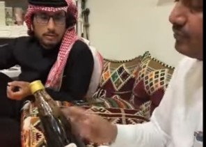 بالفيديو.. شخص يقتني زجاجة فيمتو عمرها 46 عامًا.. وصديقه يعرض عليه 10 آلاف ريال لشرب نصفها