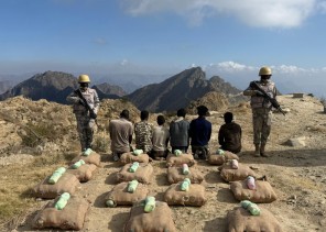 حرس الحدود بعسير يقبض على 6 مخالفين لنظام أمن الحدود بحوزتهم 225 كجم من القات المخدر.. ويكشف عن جنسياتهم