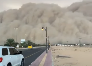“أصبحت جدارًا رمليًا هائلاً يزحف بسرعة” .. شاهد: عاصفة غبارية تجتاح وادي الدواسر بالرياض