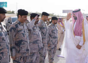 أمير الحدود الشمالية يعايد منسوبي حرس الحدود ويشيد بجهودهم في حماية الوطن