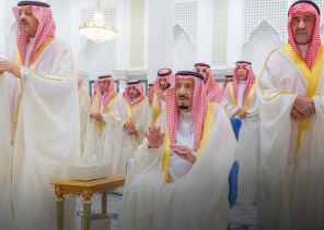 خادم الحرمين الشريفين يؤدي صلاة عيد الفطر في قصر السلام بجدة ويتلقى التهاني