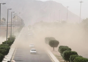 الطقس اليوم: أمطار رعدية وزخات برد على عدة مناطق بالمملكة ورياح نشطة تحد من الرؤية