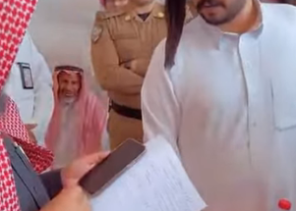 فيديو مثير.. شاهد: صاحب إبل يؤدي القسم أمام الجمهور في مهرجان شرورة الشتوي لحماية نزاهة المسابقة