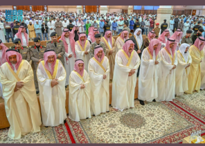 بالصور.. أمير منطقة حائل ونائبه يتقدمان جموع المصلين في صلاة عيد الفطر بجامع خادم الحرمين الشريفين