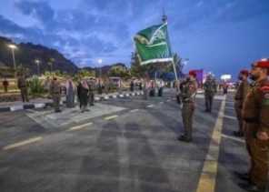 نائب أمير حائل يشهد تحية العلم ويدشن المسيرة الأمنية بمناسبة يوم العلم