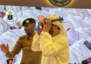 الدفاع المدني يستعرض خدماته لضيوف الرحمن بتقنيات الواقع الافتراضي في معرض جدة