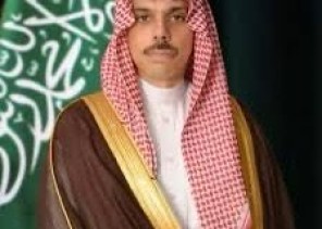 وزير الخارجية يهنئ القيادة بحلول عيد الفطر ويشيد بجهود خدمة المعتمرين