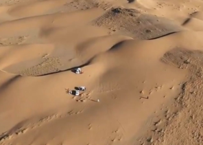 شاهد: لحظة مؤثرة للعثور  على عائلة مفقودة في نفود حلبان بعد أن شربوا ماء الرديتر وتناولوا أوراق الشجر للبقاء على قيد الحياة