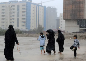 طقس اليوم: أمطار رعدية غزيرة وجريان سيول في عدة مناطق وتحذيرات من رياح نشطة وأمواج عالية