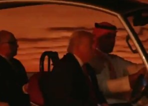 سمو ولي العهد يصطحب ترامب في جولة بالدرعية ويطلعه على عرضة السامري