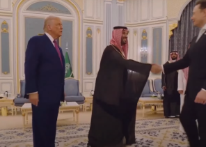 بالفيديو:  لحظة مصافحة الملياردير العالمي إيلون ماسك لولي العهد في قصر اليمامة بالرياض