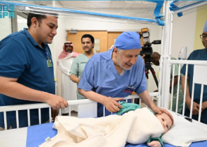 بأمر القيادة الرشيدة.. انطلاق عملية فصل التوأم الطفيلي المصري “محمد عبدالرحمن” في الرياض بمشاركة 26 متخصصًا