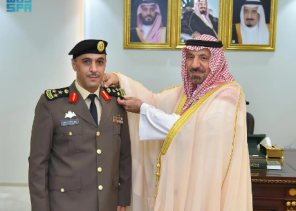 أمير نجران يقلّد مدير مكافحة المخدرات ومساعده رتبتهما الجديدة عميد