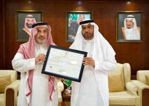 «اليحيا» يسلم جامعة حائل شهادة الامتثال الإسعافي