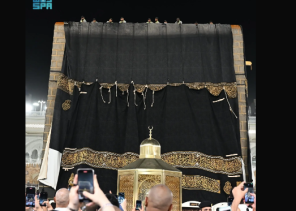 في مشهد مهيب.. بالفيديو: تغيير «كسوة الكعبة المشرفة» على يد 154 من الكوادر الوطنية