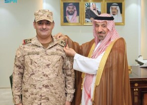 «أمير نجران» يقلّد اللواء عبدالله المطيري رتبته الجديدة بعد ترقيته بقرار سامٍ