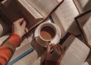 من الهواية إلى الحلم…”لينا نبيل ” كاتبة شابة تسير بثقة نحو الضوء