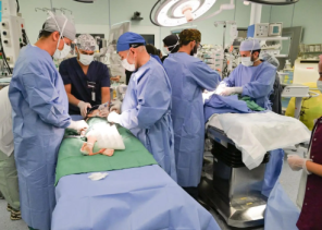 بالفيديو: الفريق السعودي ينجح في فصل التوأم السوري «سيلين وإيلين» بعد عملية استغرقت 8 ساعات