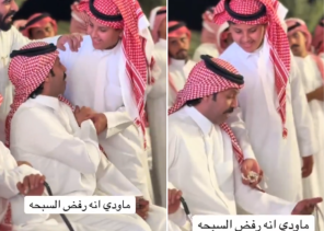 شاهد .. شاعر المحاورة تركي الميزاني يرفض هدية “سبحة” من طفل صغير ويقسم الآراء بين مؤيد وناقد