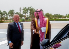 ملك الأردن يصل المملكة وولي العهد في مقدمة مستقبليه في نيوم