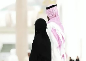 “دراسة جديدة تكشف: الأزواج الذين يكثرون النميمة معًا… يعيشون حياة زوجية أكثر سعادة!”