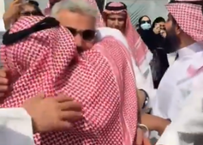 بالزغاريد والورود.. بالفيديو : استقبال حافل لحميدان التركي في الرياض بعد 20 عامًا من الغياب