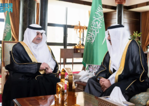 أمير تبوك يستقبل مدير مطار الأمير سلطان ويؤكد دور المطار في دعم الحراك الاقتصادي والسياحي بالمنطقة