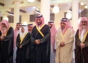 ولي العهد يؤدي صلاة الميت على سماحة المفتي العام للمملكة ويتقبل العزاء من أصحاب السمو والفضيلة