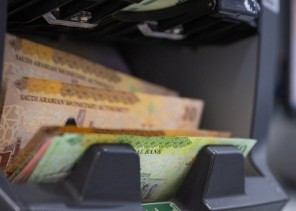 ‏لأول مرة منذ أكثر من 10 سنوات.. ‏البنوك تتجه لخفض نسبة الاستقطاع الشهري من 65% لـ 55% في القروض الشخصية والعقارية