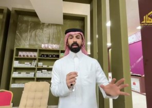 «ميكروفون بيمينه وتمرة بيساره».. بالفيديو.. الإعلامي يزيد السالم يخطف الأنظار في مهرجان الرطب بالجوف