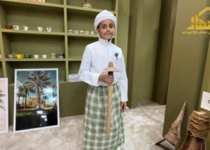 بين القهوة والتمور.. بالفيديو: طفل يروي حكاية الأرض والكرم بـ «الوزرة والعصابة»