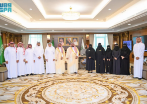 أمير جازان يستقبل المتميزين من منسوبي التعليم ويشيد بجهود المعلمين في يومهم العالمي