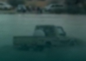 عرض حياته للخطر.. مرور الرياض يباشر التحقيق في واقعة عبور مركبة لأحد الشعاب في رماح