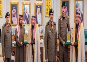 أمير القصيم يكرّم بطلي واقعة “حادث الفتاة السودانية”