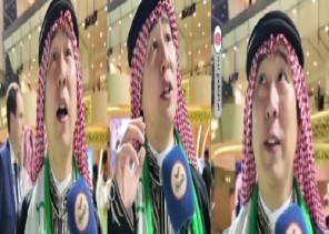 شاب ياباني يتحدث العربية يخطف الأنظار في “كأس السعودية”: ماذا قال عن الهلال والعرضة والكبسة؟ (شاهد)