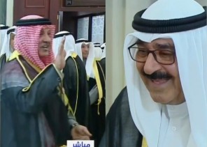 ​دون مصافحة.. لقطات لافتة لاستقبال أمير الكويت لجموع المهنئين بمناسبة رمضان (شاهد)