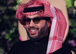 مفاجأة كبرى.. تركي آل الشيخ يعلن: السحب على 100 سيارة لجمهور موسم الرياض