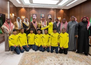 أمير حائل يستقبل رئيس وأعضاء نادي الحائط بمناسبة تحقيق بطولة المنطقة للناشئين